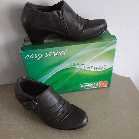 Ankle Boot - Picture 2 of 13